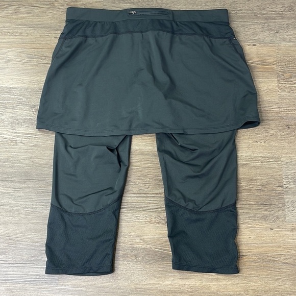 REI Women’s Black 2 in 1 Skirt Capri Leggings, size Medium - Picture 7 of 9
